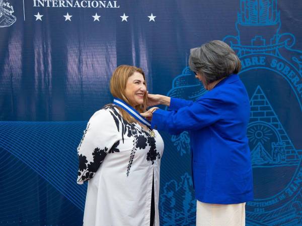 <b>Catherine Pognat</b>, embajadora de la Organización de los Estados Americanos (OEA) en Honduras, en compañía de la canciller Mireya Agüero.
