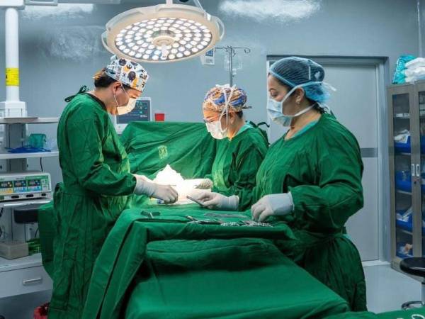 El equipo médico durante la cirugía realizada en el policlínico municipal a uno de los menores de edad que padecían de una hernia.