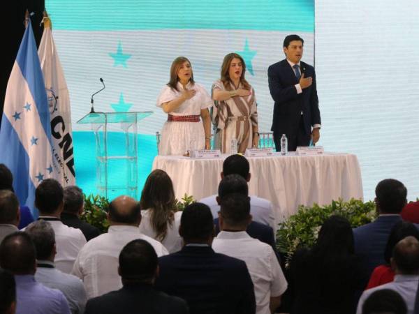 La reunión comenzó alrededor de las 11:00 de la mañana con la entonación del Himno Nacional y un breve discurso de la presidenta del CNE, Cossette López.