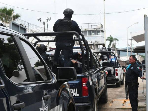 Integrantes del grupo antimotines de la Guardia Nacional mexicana ingresan a las instalaciones del penal El Castillo este jueves, luego de que al menos diez personas fallecieran y dieciséis más resultaran heridas tras un motín, en Mazatlán, Sinaloa (México).