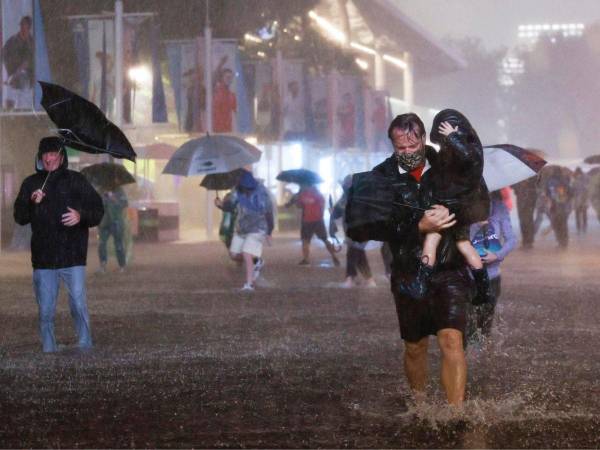 Las fuertes lluvias en la costa este de EEUU afectaron el transporte en las principales ciudades.