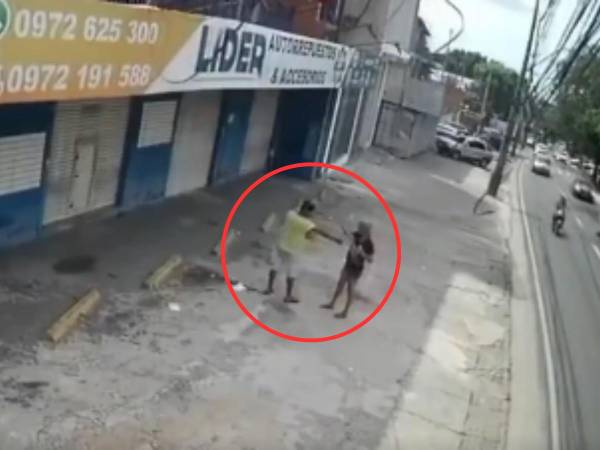 Minutos antes de que la mujer incendiara a su pareja.