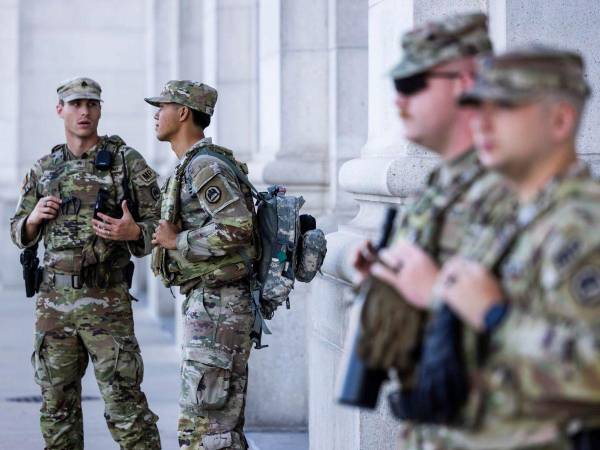 Texas envió los primeros 100 soldados de la Guardia Nacional para el despliegue ordenado por Hegseth en Chicago.