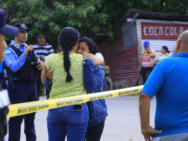 Los familiares lloraban desconsoladamente la pérdida de sus seres queridos.