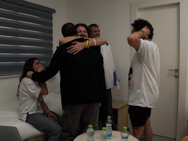 El rehén Guy Gilboa-Dalal se reúne con su familia tras permanecer dos años cautivo en Gaza.