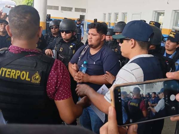 Jefry Josseth Guardado Herrera en la frontera de Corinto cuando es entregado a las autoridades hondureñas.
