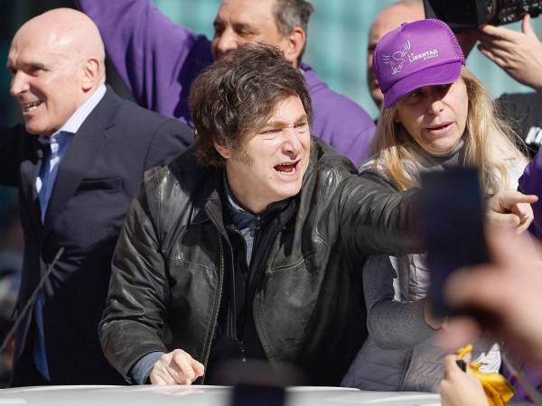 El presidente de Argentina, Javier Milei (c), fue atacado con piedras durante un acto de campaña electoral el miércoles, en Buenos Aires.