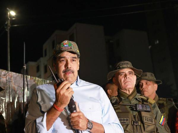 El presidente de Venezuela, Nicolás Maduro (c), junto al ministro del Poder Popular para la Defensa, Vladimir Padrino López, en Caracas.