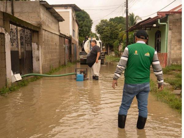 Equipos municipales trabajan con bombas achicadoras en la colonia Flor de Cuba.