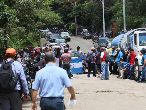 Pobladores del sector de Mateo durante la protesta de este jueves.