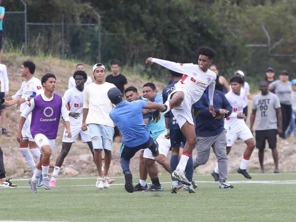 Los jugadores de Olimpia y Motagua protagonizaron una pelea en la Gran Final del Torneo de Reservas.