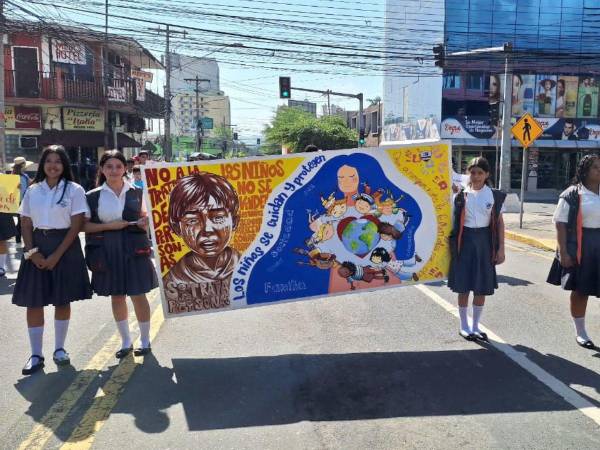 Estudiantes del José Trinidad Reyes portan un mural contra la Trata de Personas.