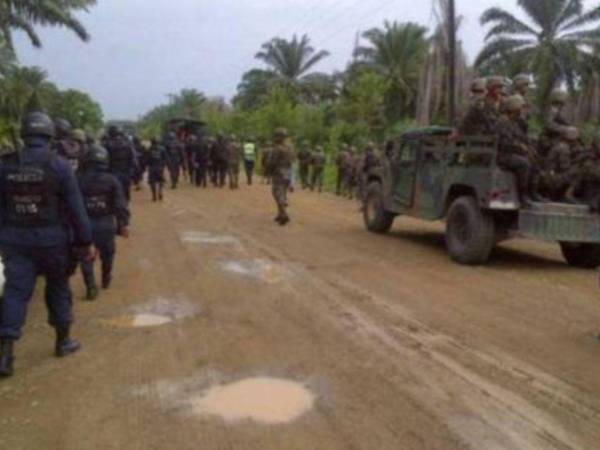 Policías y Militares en zona de Colón.