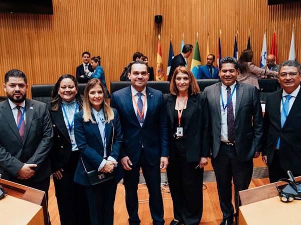 La delegación parlamentaria de Honduras, encabezada por el presidente del Congreso Nacional, Tomás Zambrano, visitó este viernes el Senado de España como parte de la agenda que desarrolla en Madrid durante su participación en el XII Foro Parlamentario Iberoamericano.