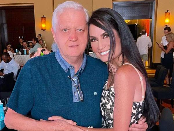 Joanna Vega-Biestro junto a su fallecido padre.