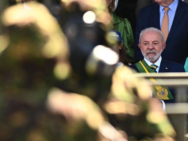 El presidente de Brasil, Luiz Inácio Lula da Silva, reacciona durante el desfile del Día de la Independencia el domingo.
