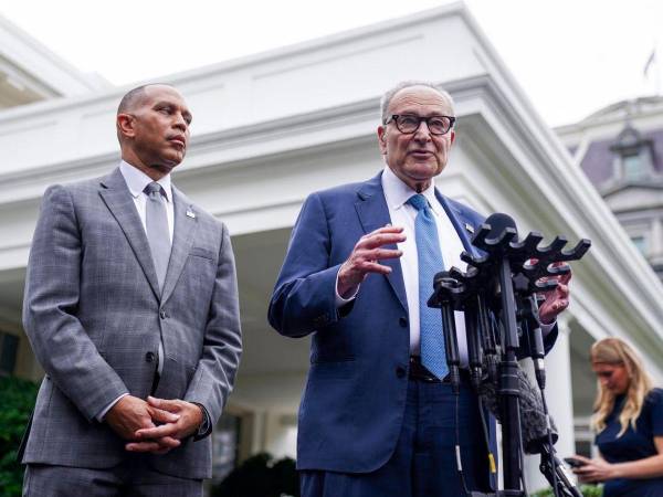 El líder de la minoría demócrata en el Senado, Chuck Schumer, y el líder de la minoría en la Cámara de Representantes, Hakeem Jeffries en la Casa Blanc.