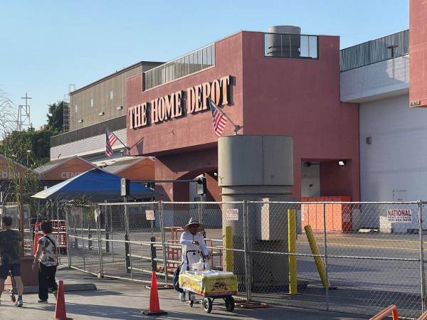 Agentes del ICE han realizado varias redadas en el estacionamiento de la tienda The Home Depot del vecindario de Westlake, en el centro de Los Ángeles.