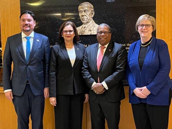 Autoridades estadounidenses junto a las autoridades de Defensa Nacional de Honduras.