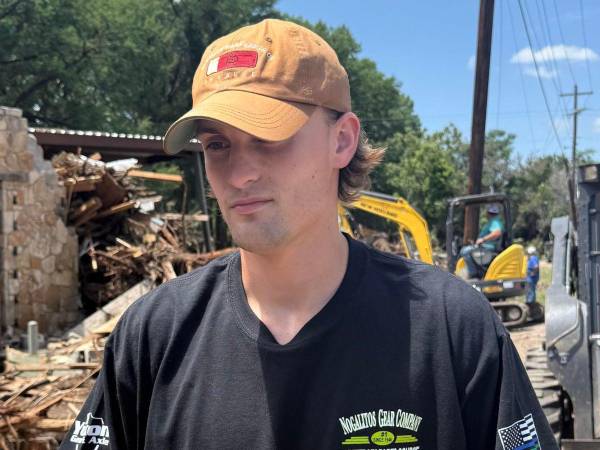 Christian Fell sobrevivió a la inundación en Texas tras aferrarse a unos tubos en las afueras de su casa.