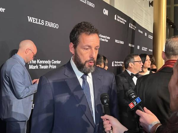 Adam Sandler es un buen amigo de Travis Kelce, ahora esposo de Taylor Swift.