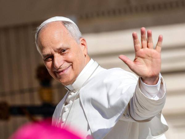 El Papa León XIV saluda a los fieles a su llegada a una audiencia en la plaza de San Pedro.