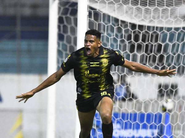 Yeison Moreno celebrando su gol que tiene en ventaja al Real España contra el Olimpia.