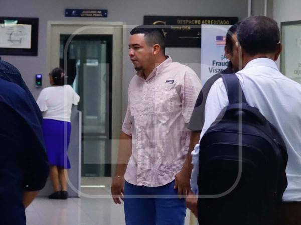 <b>Deyvin Nayin Licona Santos en el momento en que llega a loz tribunales de San Pedro sula.</b>