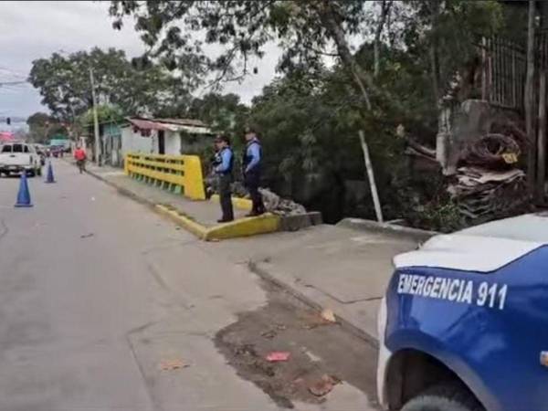 Agentes policiales se desplazaron hasta el lugar para acordonar la escena.