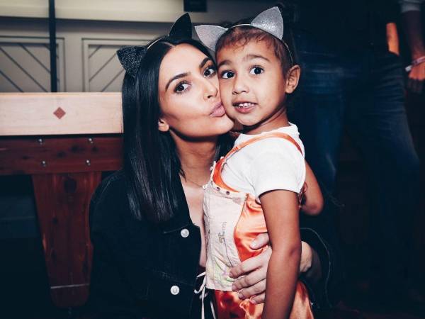 Una tierna foto del recuerdo que muestra a Kim Kardashian con su hija North West cuando estaba pequeña.