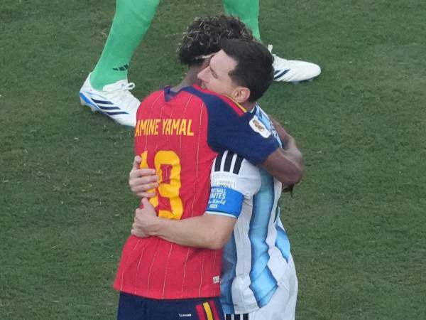 Lamine Yamal y Leo Messi se dieron un emotivo abrazo y compartieron una pequeña conversación tras la final del Mundial. FOTO EFE.