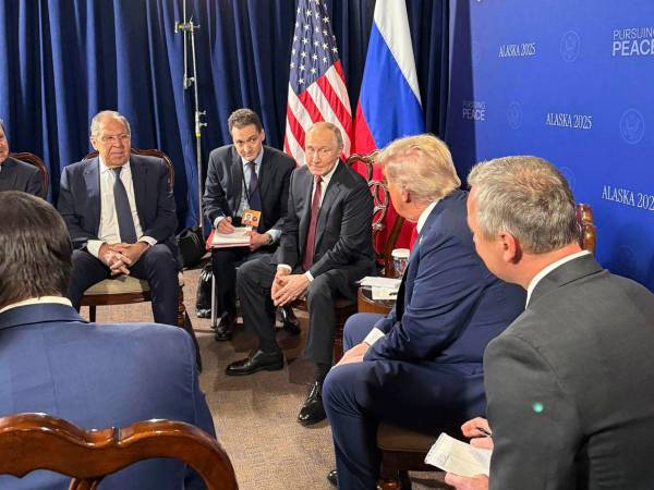 El presidente estadounidense, Donald Trump, y su homólogo, Vladímir Putin, comenzaron su reunión acompañados de sus respectivas delegaciones de alto nivel.