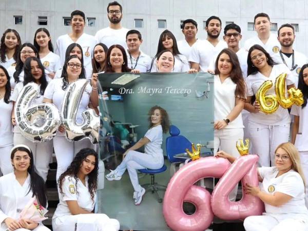 Estudiantes de la Facultad de Odontología de la Universidad Nacional Autónoma de Honduras (Unah) rindieron ayer un emotivo homenaje a la presentadora hondureña Mayra Alejandra Tercero Acosta, quien falleció el pasado 13 de julio, meses antes de culminar su carrera.