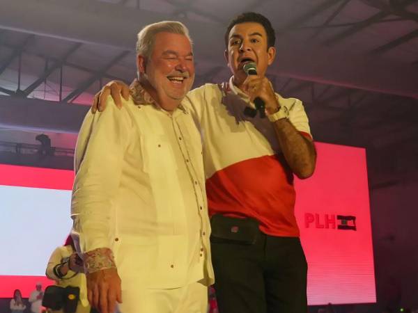 Roberto Contreras, presidente del Consejo Central Ejecutivo del Partido Liberal de Honduras (CCEPL), durante la campaña electoral junto al candidato Salvador Nasralla.