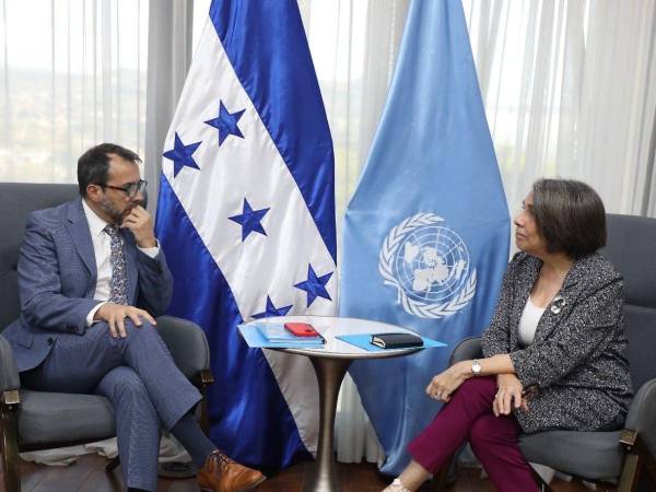 La canciller de la República, Mireya Agüero, y el coordinador residente del Sistema de Naciones Unidas en Honduras, Alejandro Álvarez.