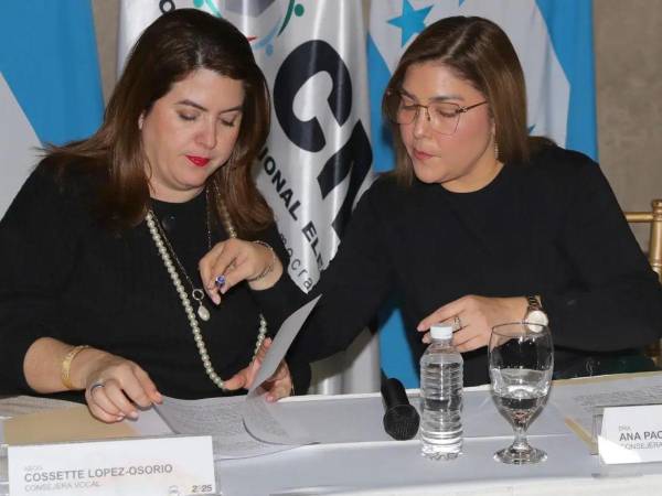 La consejera Cossette López y Ana Paola Hall, presidenta del Consejo Nacional Electoral (CNE).