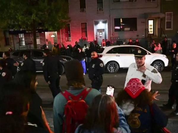 Decenas de personas están en la calle protestando y lanzando la basura mientras la Policía de la ciudad intenta aplacar los ánimos.