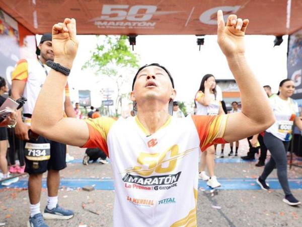 Entre aplausos, sonrisas y alegría, el influencer y filántropo japonés Shin Fujiyama completó este domingo el recorrido de los 10 kilómetros de la 50 Maratón LA PRENSA-Gatorade.