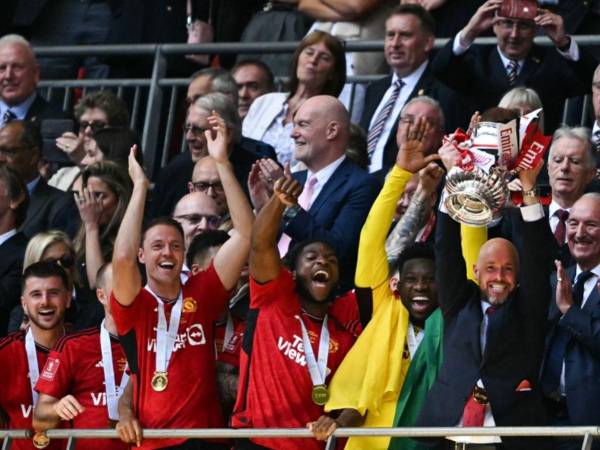 El estratega Ten Hag en el momento donde alza el título de la FA Cup.,