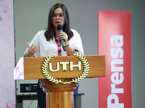 La psicóloga Graciela Medina imparte un taller a docentes como parte del proyecto Mente San.a