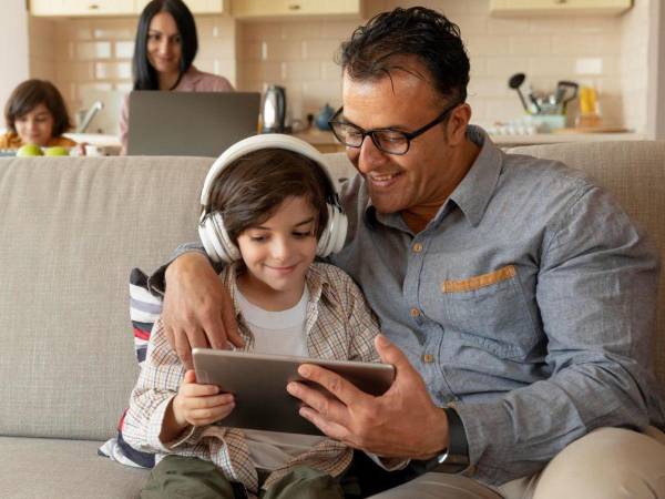 Los padres pueden utilizar el control parental para mantener a salvo a los niños que usan dispositivos electrónicos.