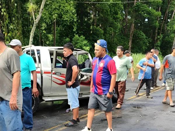 Un fuerte choque entre un autobús y un pick-up dejó cuatro heridos este domingo en la carretera CA-13, entre López Bonito y El Pino.