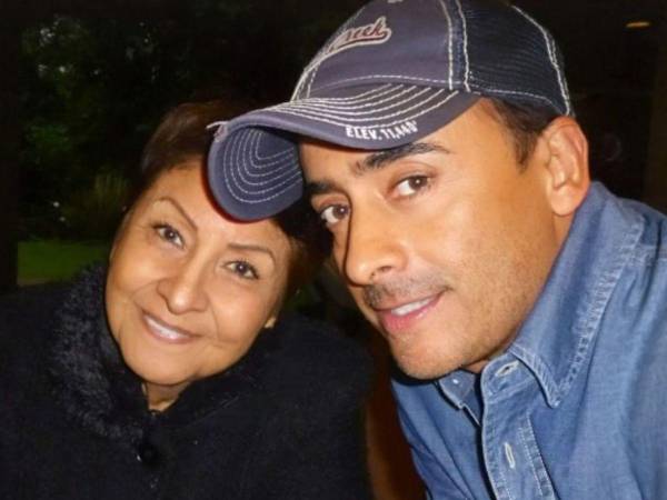 Adal Ramones junto a su fallecida madre Teresa.