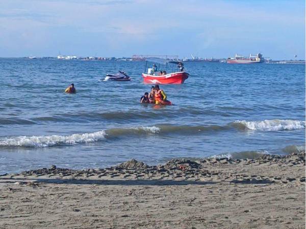 Los dos menores fueron rescatados por el Cuerpo de Bomberos en aguas de Puerto Cortés y posteriormente entregados a sus familiares.