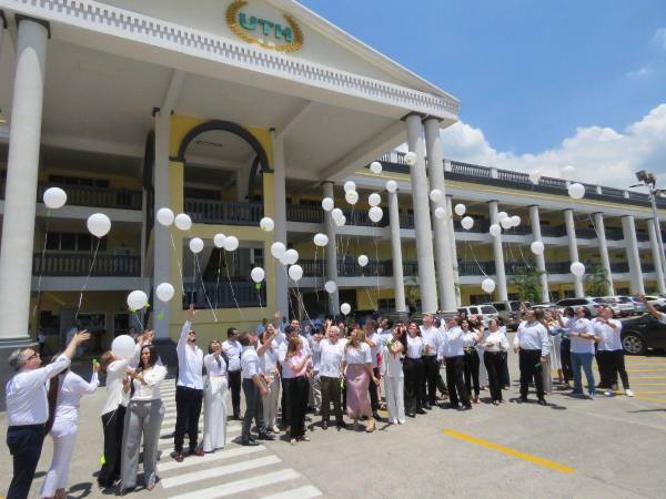 El acto de “elevando sueños” se llevó a cabo en las instalaciones de la Universidad Tecnológica de Honduras, liberando globos que llevaban los sueños de los invitados, en un acto simbólico.