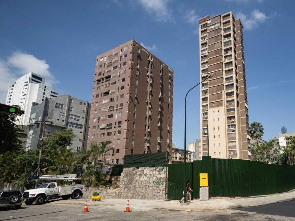 Fotografía que muestra edificios afectados por el doble terremoto ocurrido hace un mes en Caracas (Venezuela).