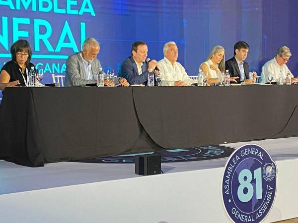 El presidente de la Sociedad Interamericana de Prensa (SIP), José Roberto Dutriz (c), junto al director ejecutivo de la SIP, Carlos Lauría (3-i), en la 81ª Asamblea General de la SIP en Punta Cana.