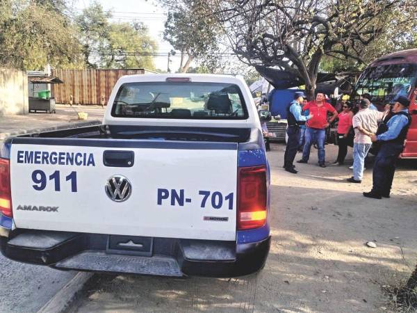 Agentes de la Policía Nacional y transportistas dialogan sobre medidas de seguridad en las rutas urbanas