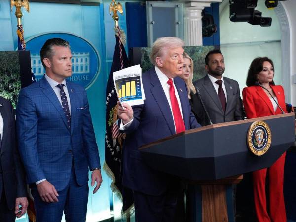 El presidente de Estados Unidos, Donald Trump, junto a miembros de su gabinete en la Casa Blanca.
