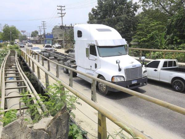 La restricción para la circulación de transporte pesado sobre el puente El Barón quedó en papel porque a diario pasan centenares de rastras y camiones.